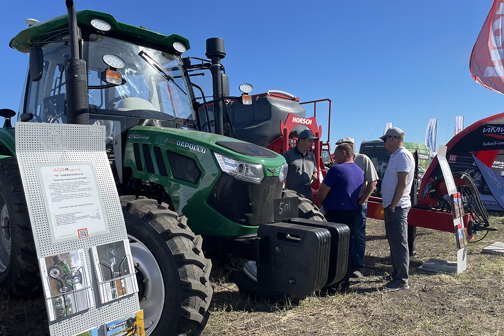 «АгроЦентрЗахарово» представил новый трактор и навигационную систему сельхозпроизводителям Курганской области