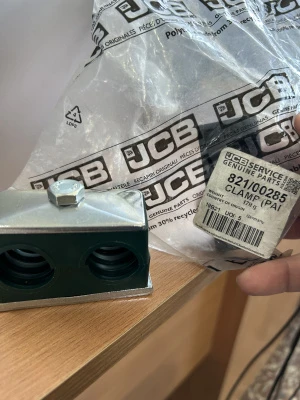 82100285-AC